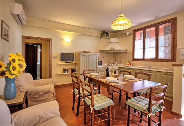 Casa Rossa: Гостиная, Кухня, Столовая