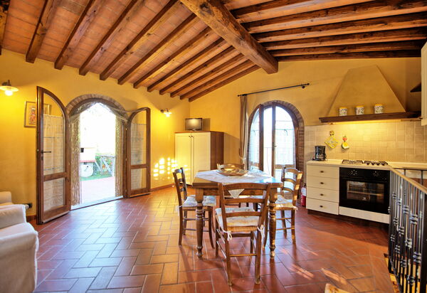 Casa Rossa: Гостиная, Кухня, Столовая