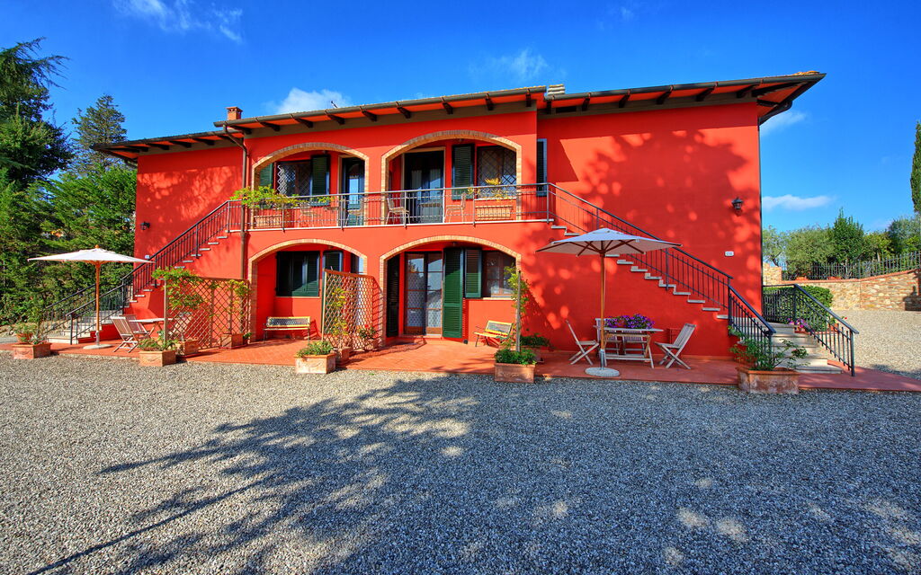 Casa Rossa: all'aperto, Esterni