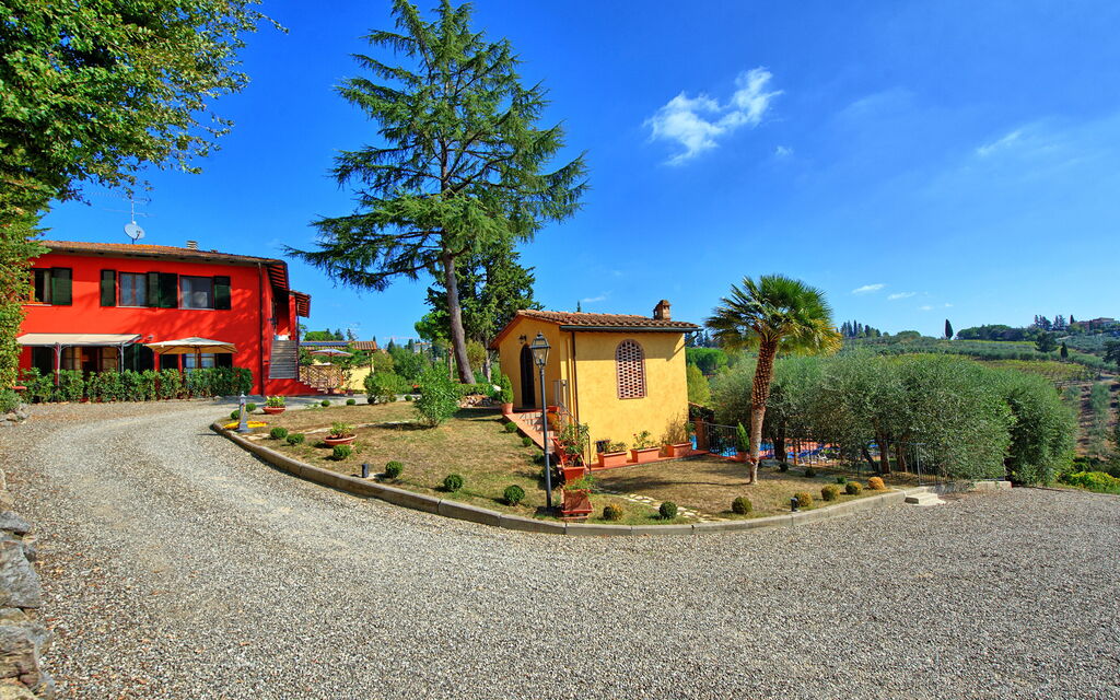 Casa Rossa: all'aperto, Esterni