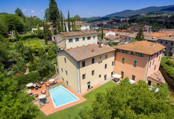 Palazzo a Greve: bassin, Extérieur