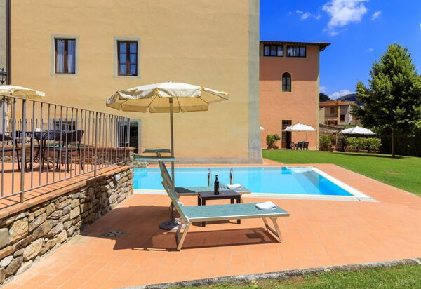 Palazzo a Greve: bassin, Extérieur