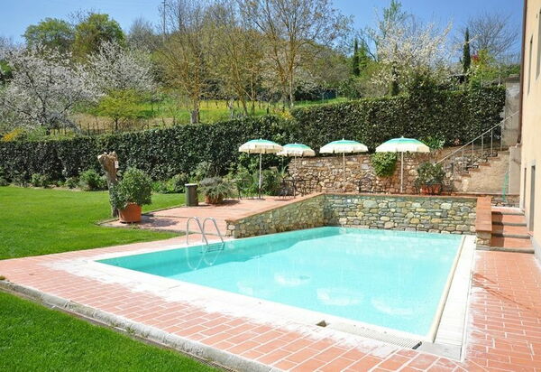 Palazzo a Greve: bassin, Extérieur