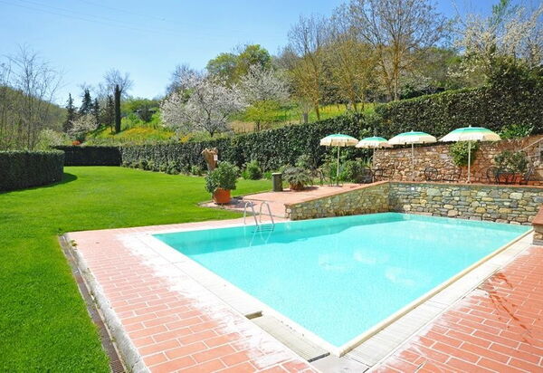 Palazzo a Greve: bassin, Extérieur