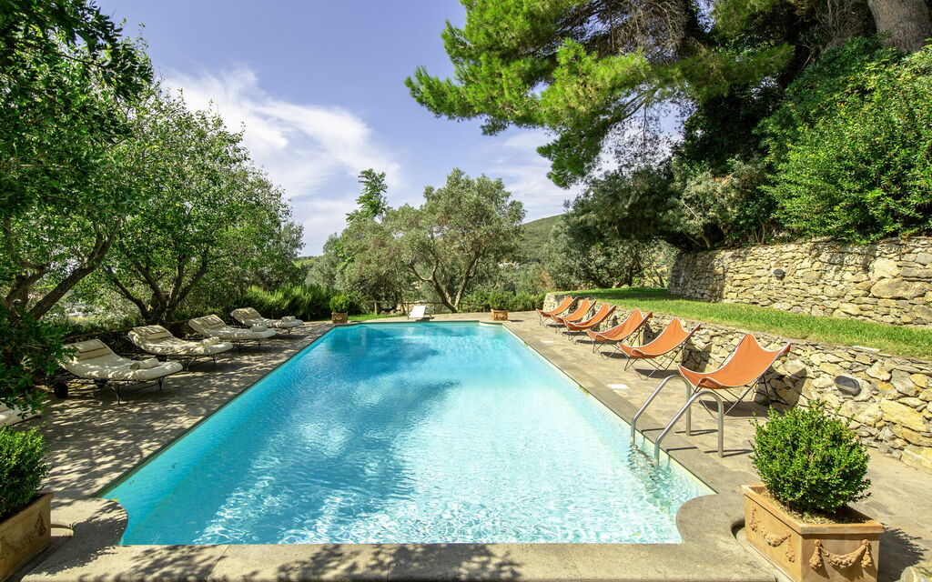 Castello Leopoldo: Giardino, Piscina