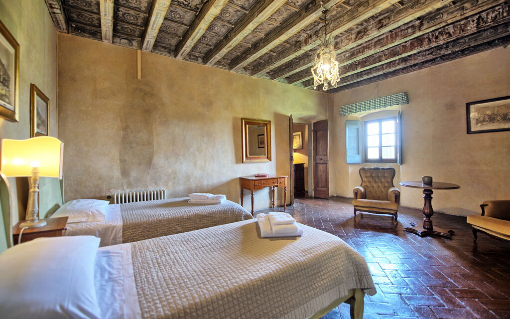 Montegufoni - : Спальня