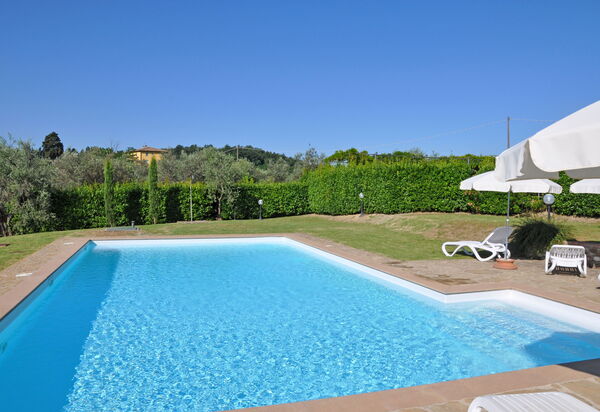 I Glicini: Schwimmbad