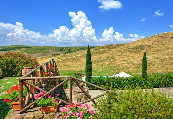 Castelmuzio: Взгляды