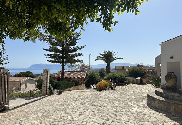 Castellammare: Buitenkanten, Hoofdingang