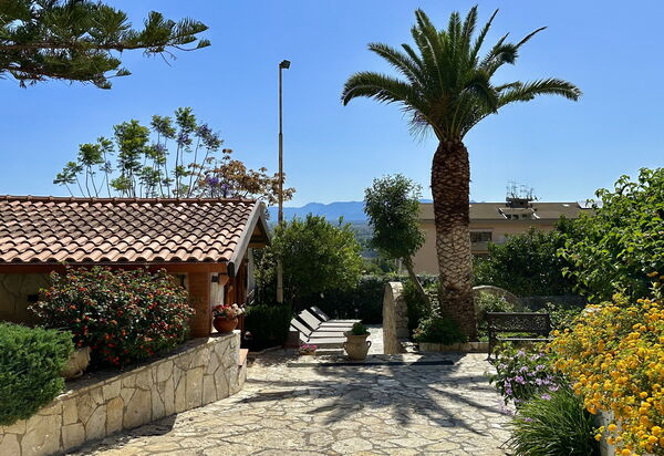 Castellammare: Buitenkanten, Keer bekeken, Tuin