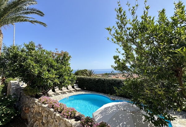 Castellammare: Buitenkanten, Keer bekeken, zwembad