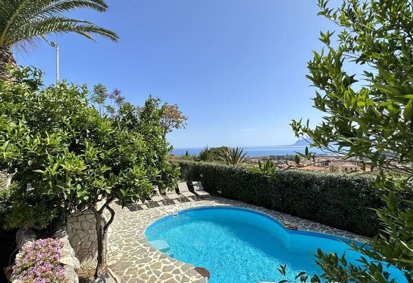 Castellammare: Buitenkanten, Keer bekeken, zwembad