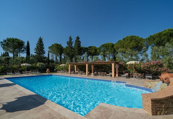 Montelopio: bassin, Extérieur, Extérieurs