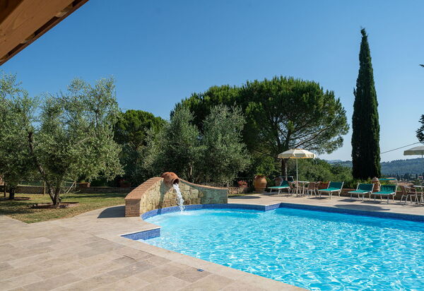 Montelopio: bassin, Extérieur, Extérieurs