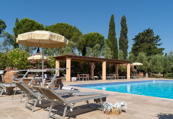 Montelopio: bassin, Extérieur, Extérieurs