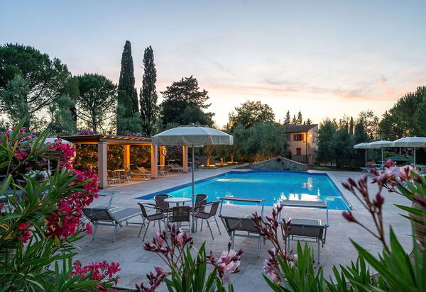 Montelopio: bassin, Extérieur, Extérieurs