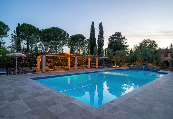 Montelopio: bassin, Extérieur, Extérieurs