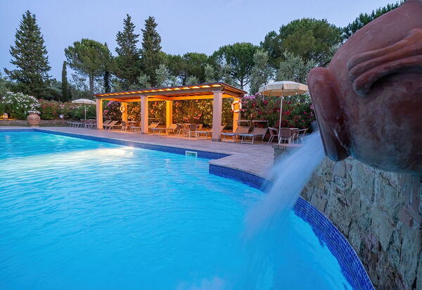 Montelopio: bassin, Extérieur, Extérieurs