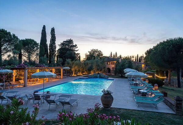 Montelopio: bassin, Extérieur, Extérieurs