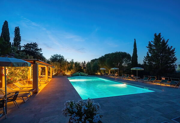 Montelopio: bassin, Extérieur, Extérieurs