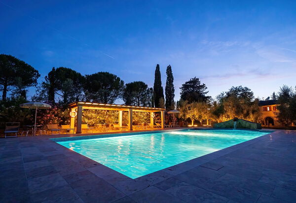 Montelopio: bassin, Extérieur, Extérieurs