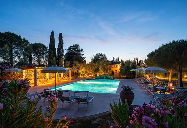 Montelopio: bassin, Extérieur, Extérieurs