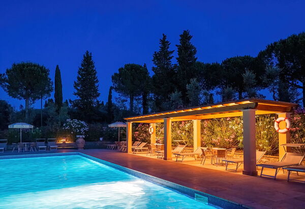 Montelopio: bassin, Extérieur, Extérieurs