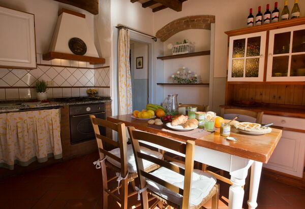 Montelopio: Cuisine, Salle à manger, Salon