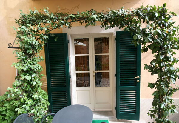 Santo Agostino: Udendørs, Udvendige