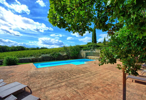 Brunello: бассейн, Открытый