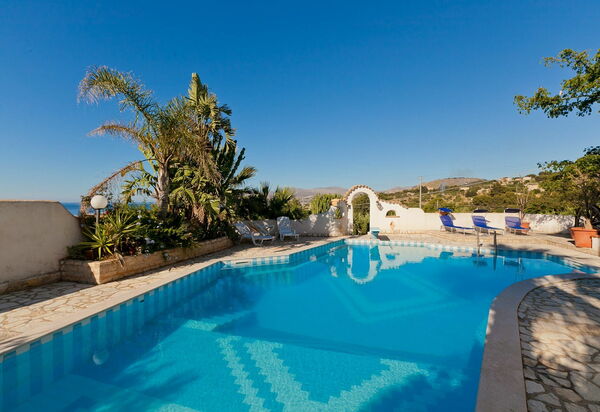 Villa Erice: бассейн