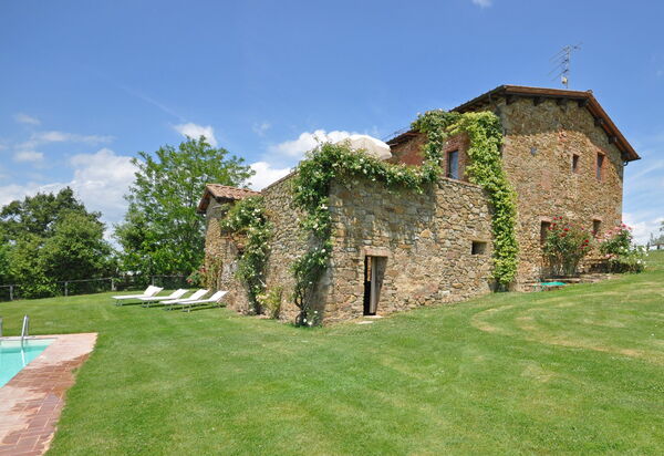 Podere Orietta: бассейн, Сад, Экстерьеры