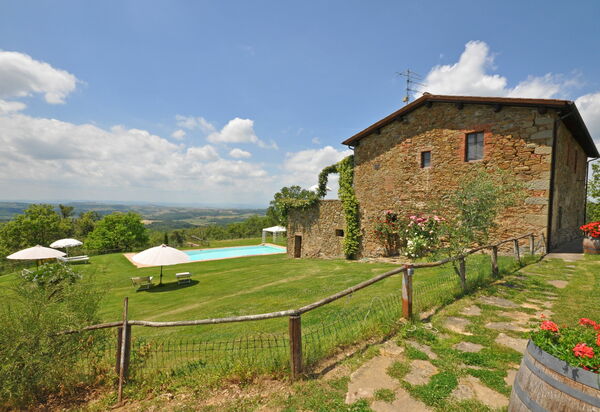 Podere Orietta: бассейн, Сад, Экстерьеры