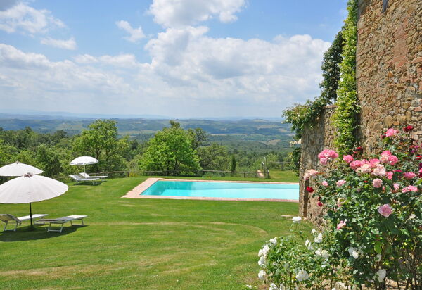 Podere Orietta: бассейн, Сад, Экстерьеры