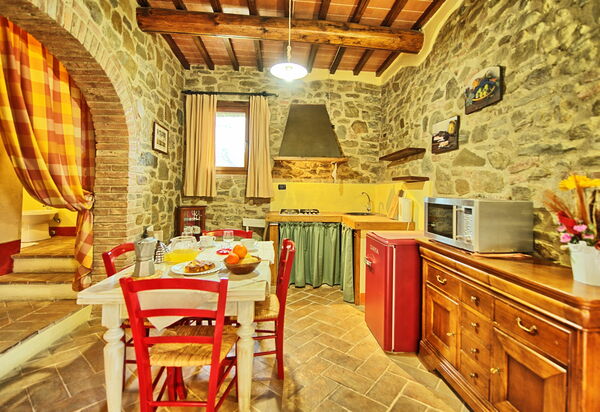 Podere Orietta: Гостиная, Кухня, Столовая