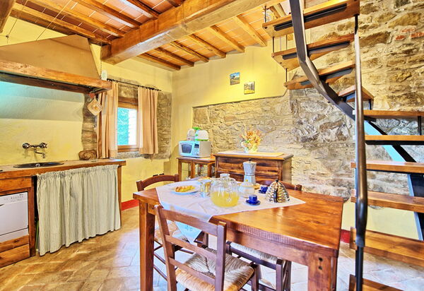 Podere Orietta: Гостиная, Кухня