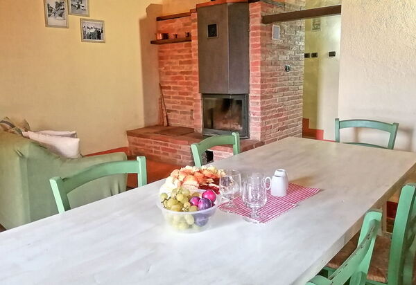 Podere Orietta: Гостиная, Столовая