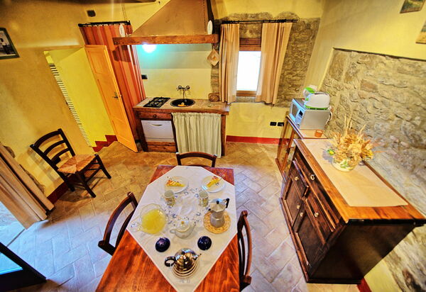 Podere Orietta: Гостиная, Кухня