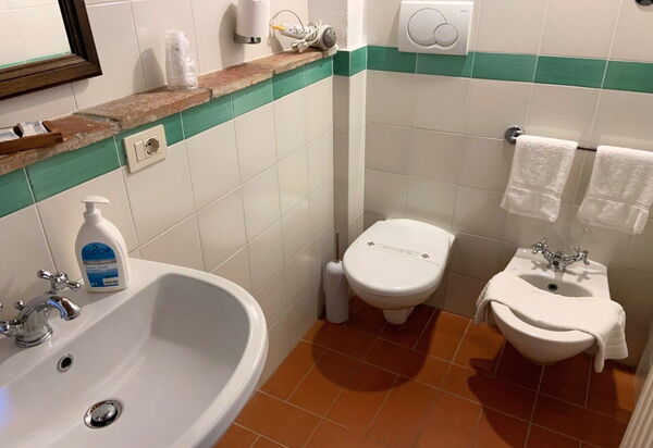 Le Fonti: Bathroom