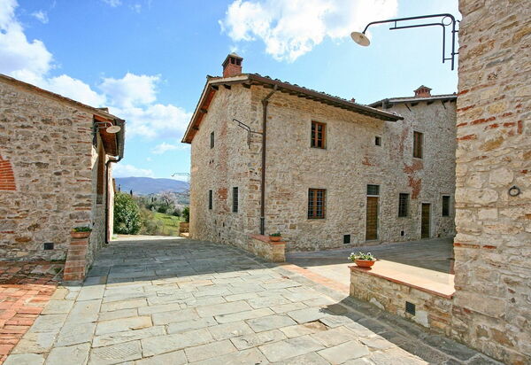 Le Fonti: Building Exterior