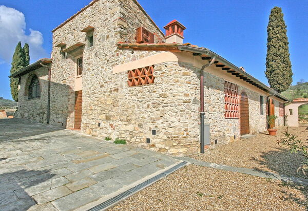 Le Fonti: Building Exterior