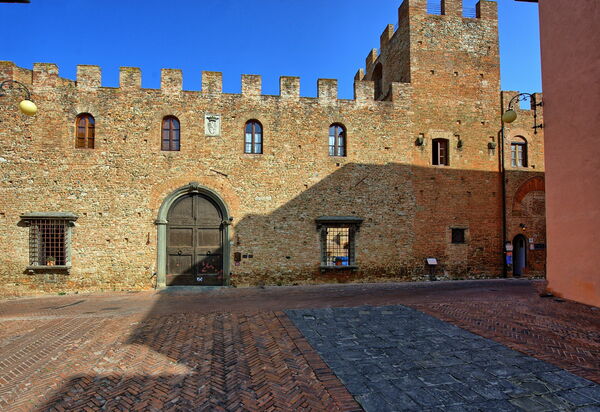 Certaldo: Главный вход, Экстерьеры