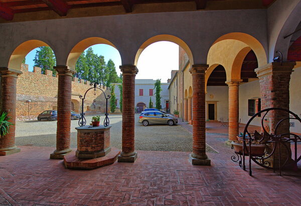 Certaldo: Экстерьеры