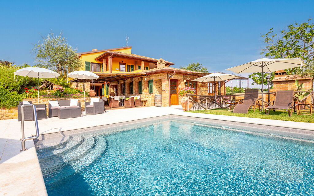 Villa Amadeo: Buitenkanten, Buitenshuis, Tuin, Zomer, zwembad