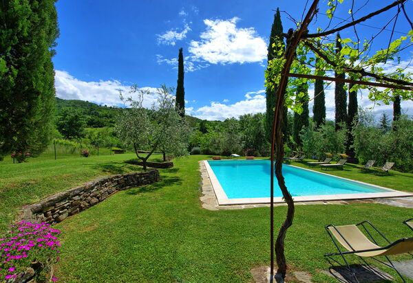 Villa Lo Scoiattolo: Draussen, Garten, Schwimmbad