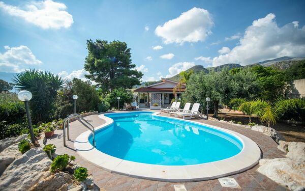 Villa Contrada: pool, Udendørs