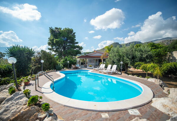 Villa Contrada: bassin, Extérieur