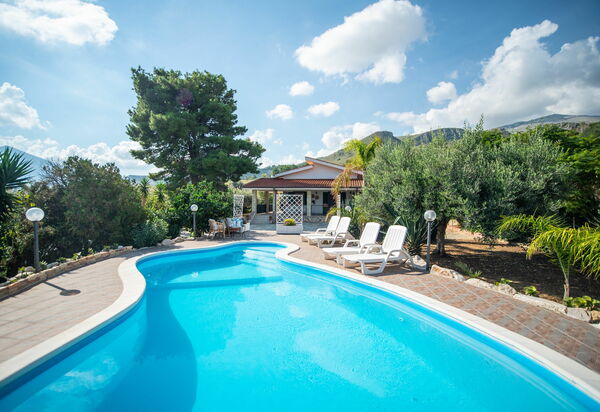 Villa Contrada: bassin, Extérieur