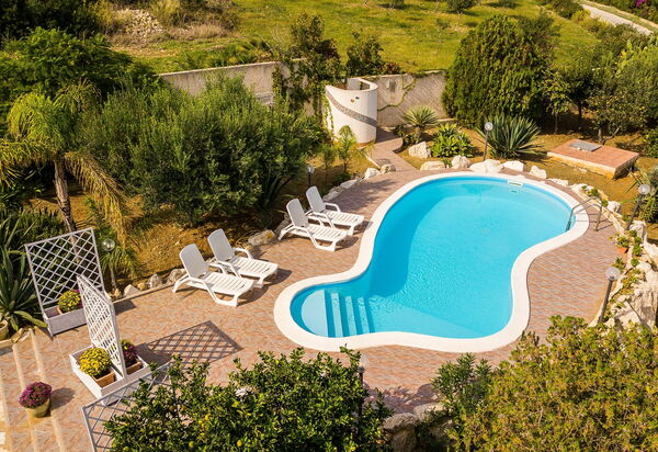 Villa Contrada: bassin, Extérieur