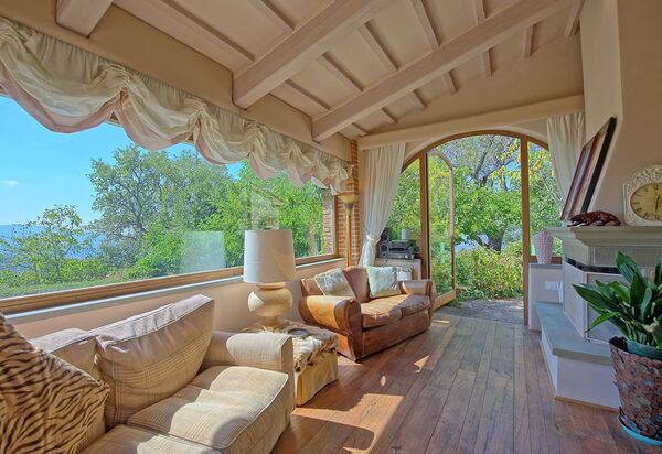 Gellino: Living Room